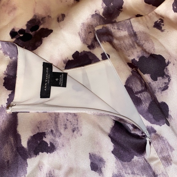 Ann Taylor Printed Sheath Silk Dress with Pleated Neckline in GRY/PUR/WHT Size 4 - Picture 4 of 7